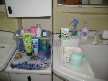 洗顔料、歯磨き粉、化粧水なども完備＠洗面所
