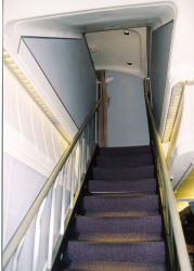 B747-400アッパーデッキへの階段写真
